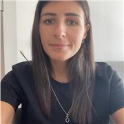 Laureata in economia aziendale impartisce lezioni a studenti di scuola elementare e media